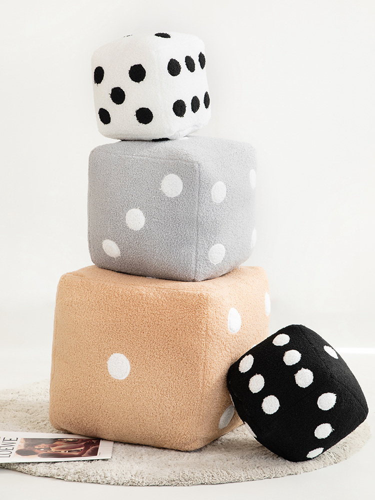 創意毛絨方形骰子抱枕 適合客廳 可當靠墊或午睡枕 簡單現代風格 (8.3折)