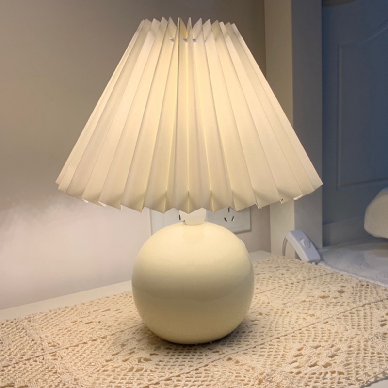 北歐風質感陶瓷檯燈百褶燈罩調光設計營造溫馨臥室氛圍