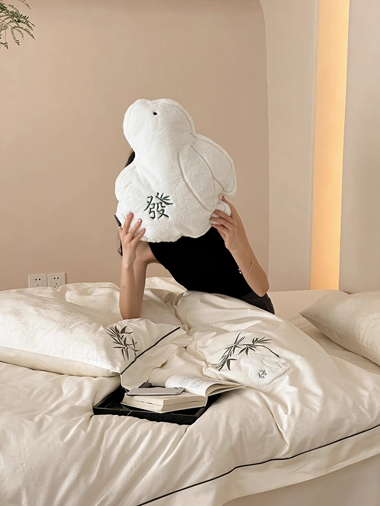 新中式國風發財兔毛絨刺繡異形抱枕 客廳飄窗裝飾靠墊生日禮物