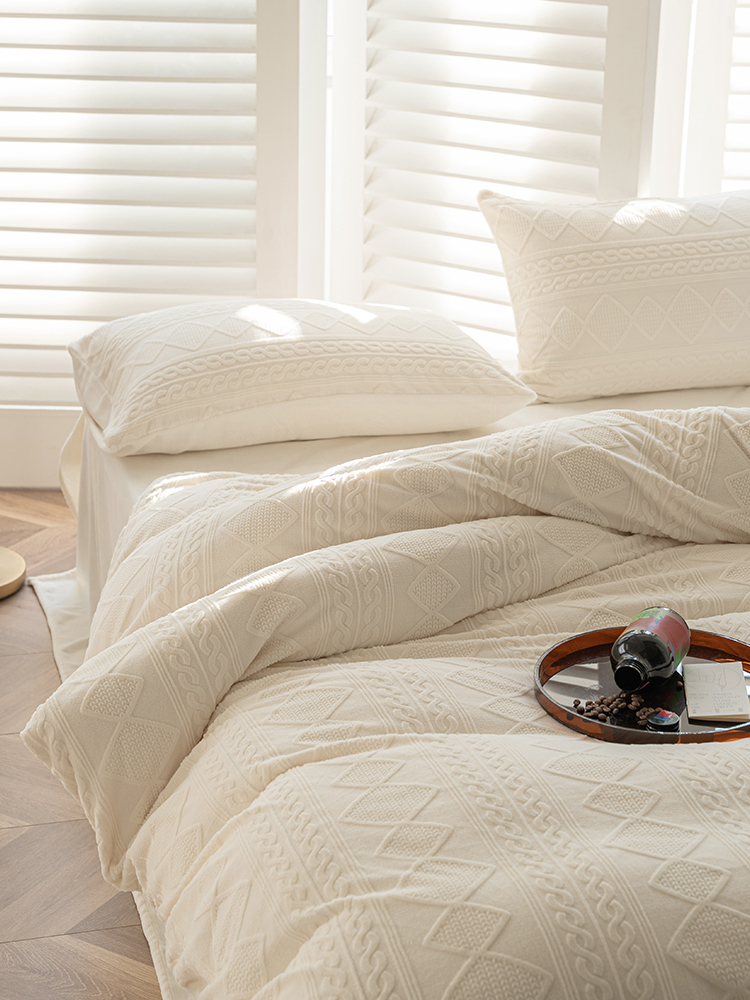 前往冬天輕奢風提花雙面牛奶絨白色四件套舒適保暖簡約時尚適用多種床尺寸230g高密度面料活性印花提花工藝給您溫暖睡眠體驗