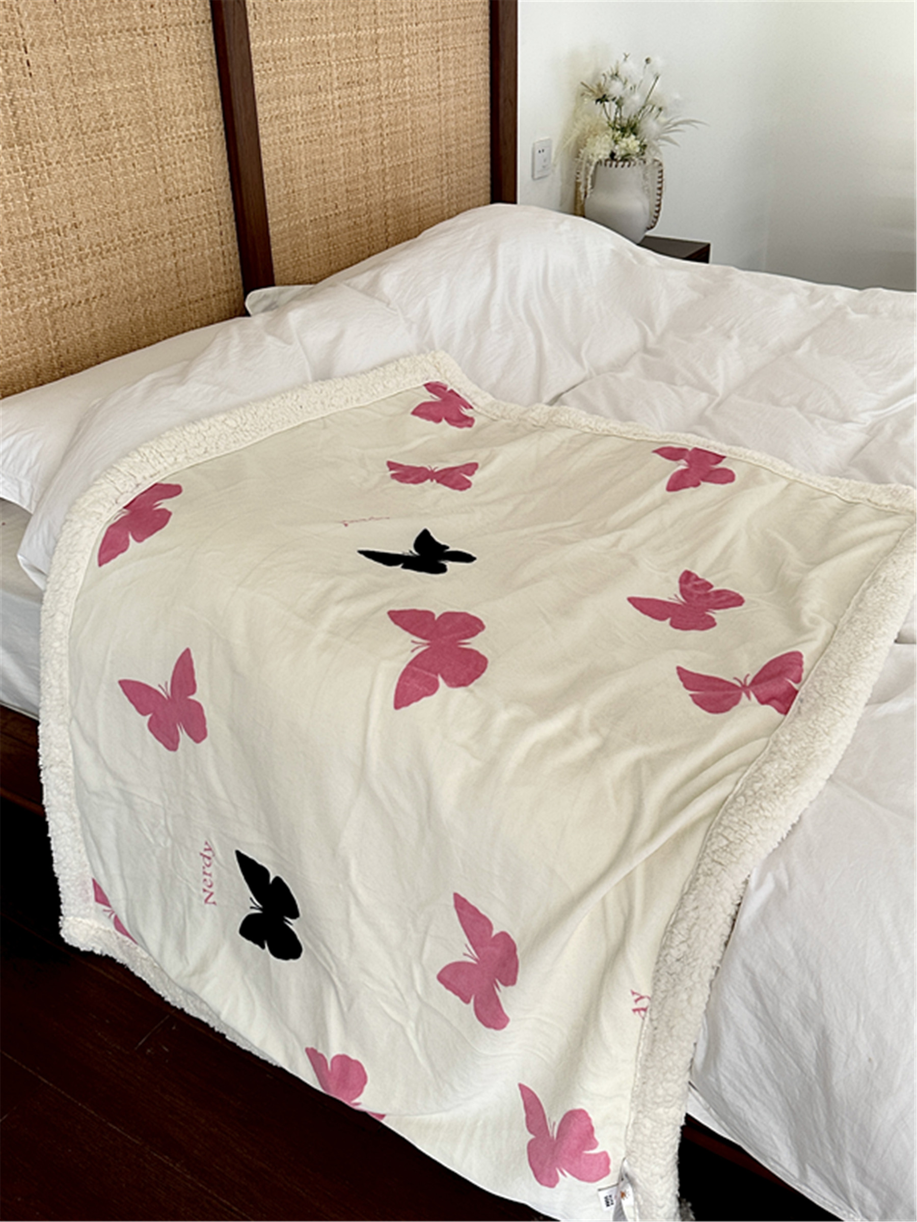 舒適牛奶絨清新柔軟可機洗珊瑚絨毯多種尺寸和花色選擇簡約現代風格臥室必備保暖毯