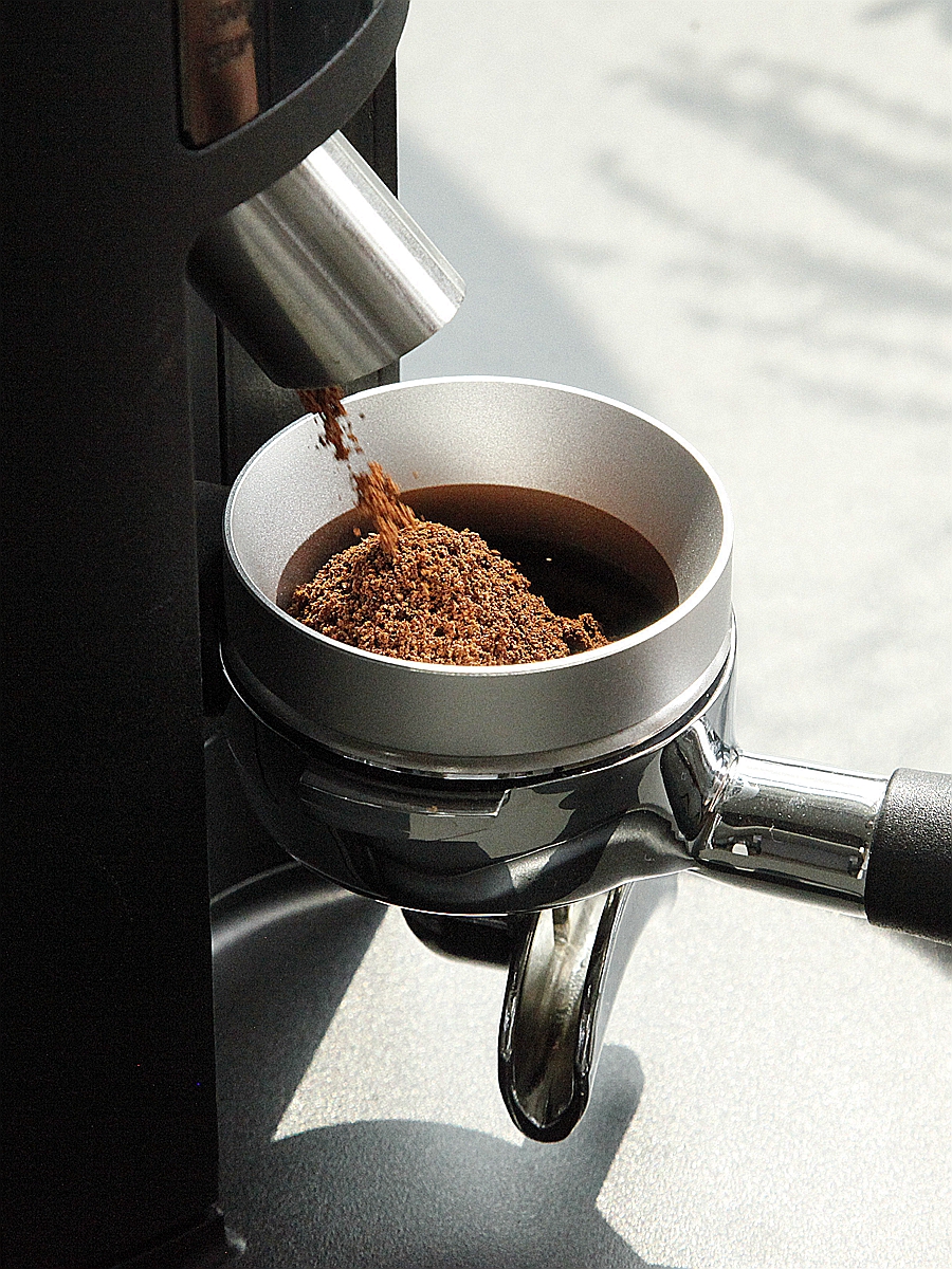咖啡控的必備神器COFFEEISLIFE磁吸式磨豆機咖啡機手柄接粉環防漏粉設計給你更順暢的咖啡體驗 (7.4折)