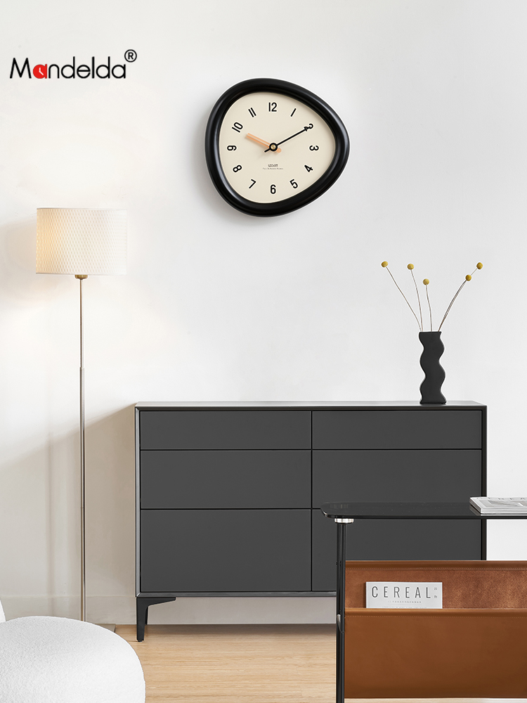 藝術創意掛鐘簡約現代風格進口環保板材製作適用於客廳空間
