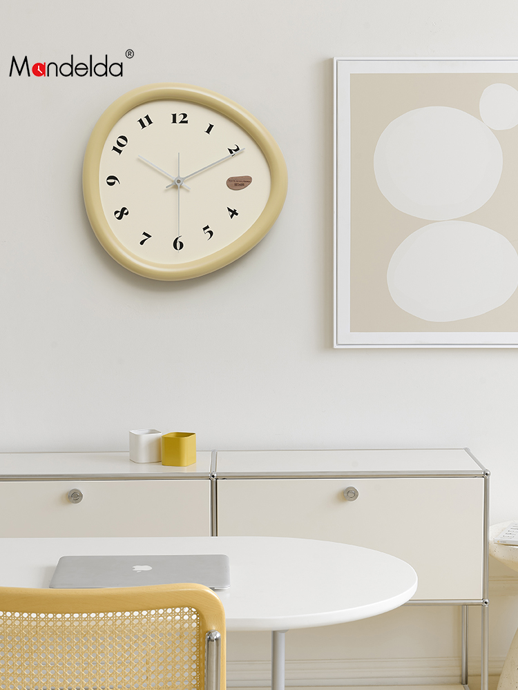 現代簡約時尚掛鐘進口環保板材客廳裝飾時鐘表