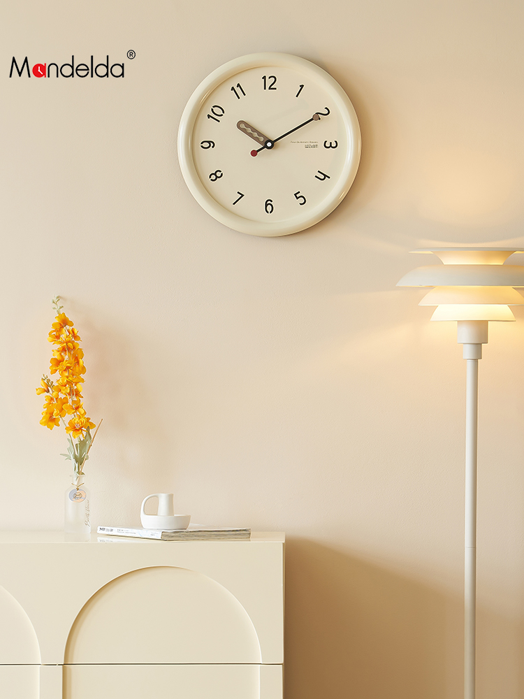 現代簡約風格掛鐘進口環保板材材質中號或大號尺寸活力橙極簡黑奶油米三色可選適用於客廳等空間