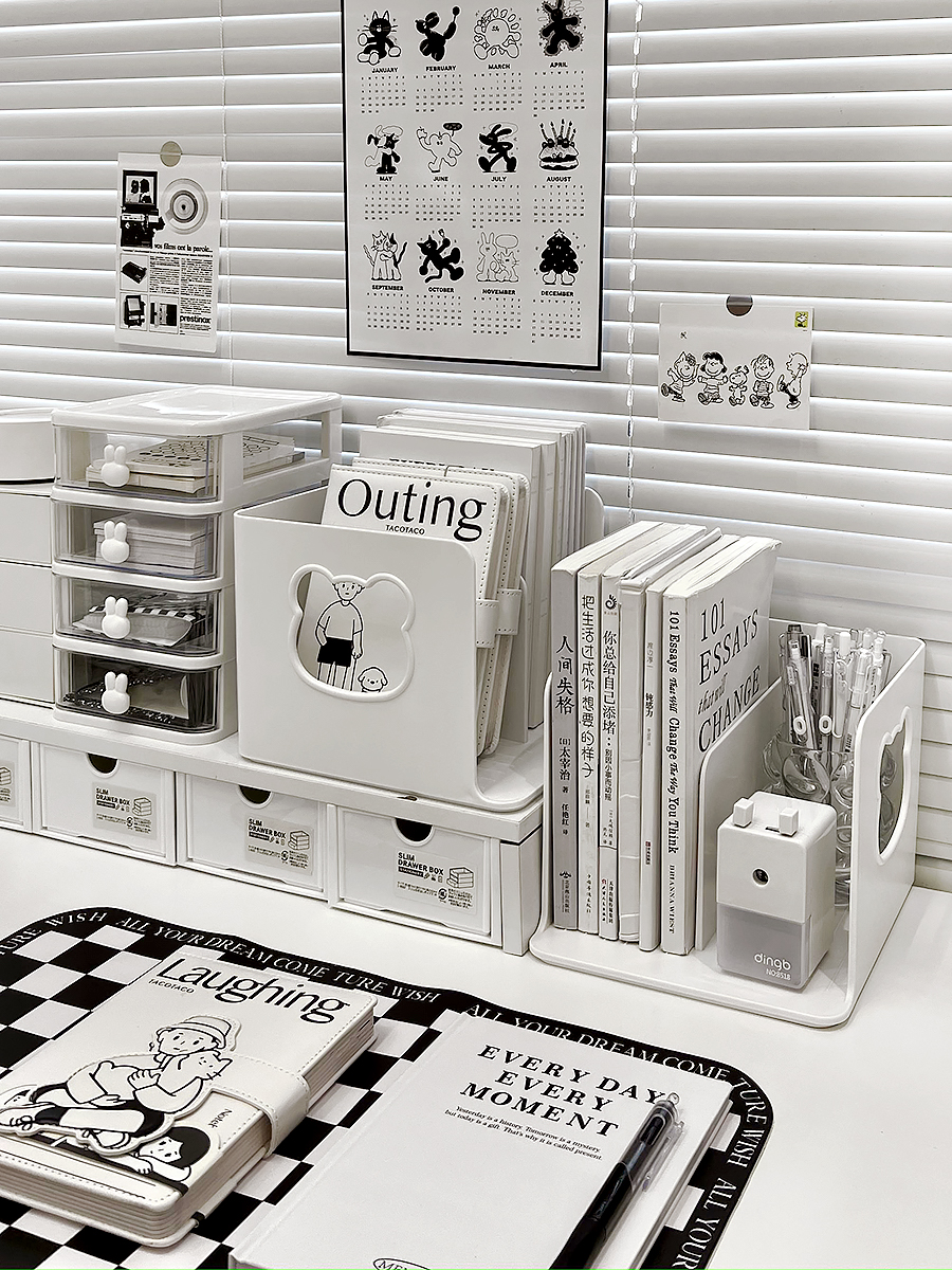 小熊簡約書立塑料材質簡約風格適合學生書桌或辦公室工位可收納書籍讓書本整齊有序