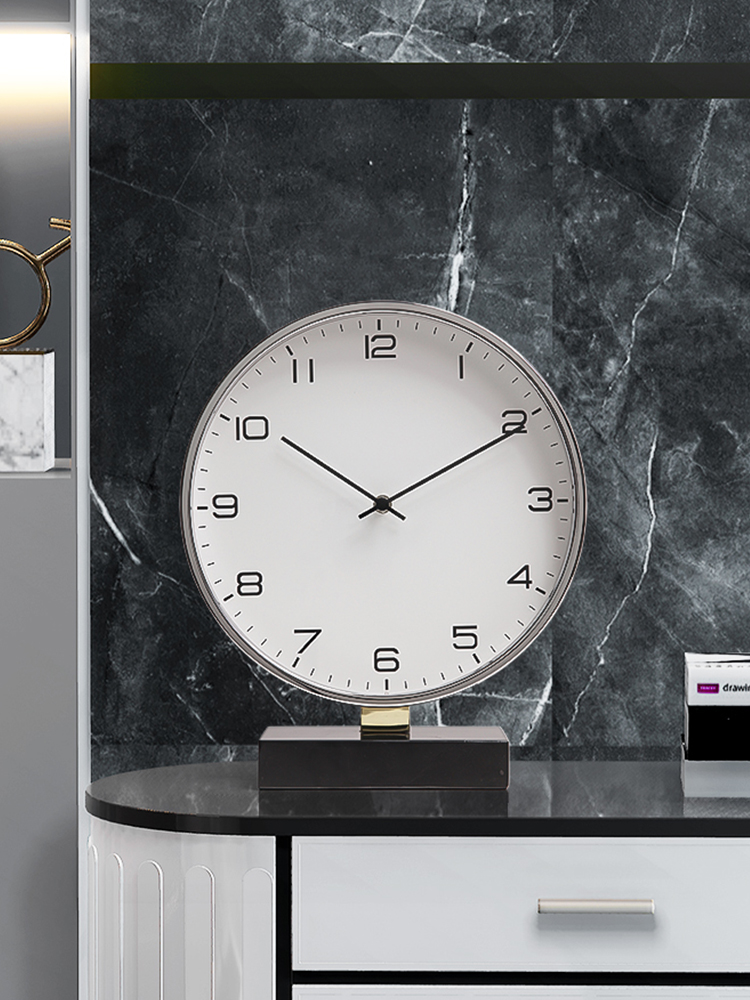 時尚銀色邊框北歐現代風格合金製臺式座鐘家用輕奢桌面靜音鐘擺飾