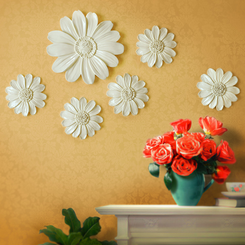 簡約立體花朵壁飾點綴客廳電視背景牆展現田園風格
