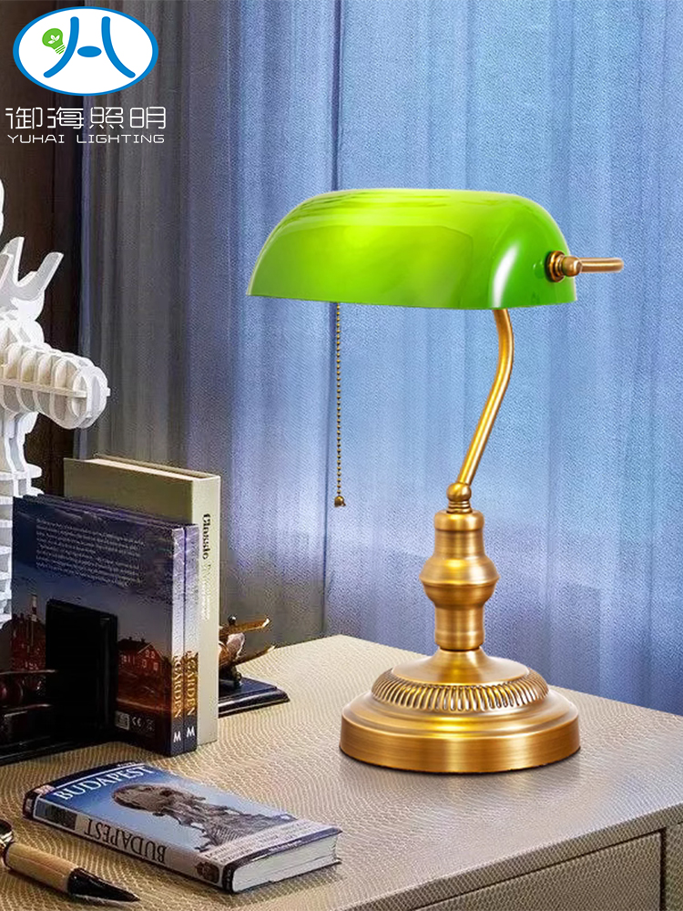 復古懷舊風格裝飾檯燈鐵製燈身玻璃燈罩適用於臥室書房客廳等空間 (6.3折)