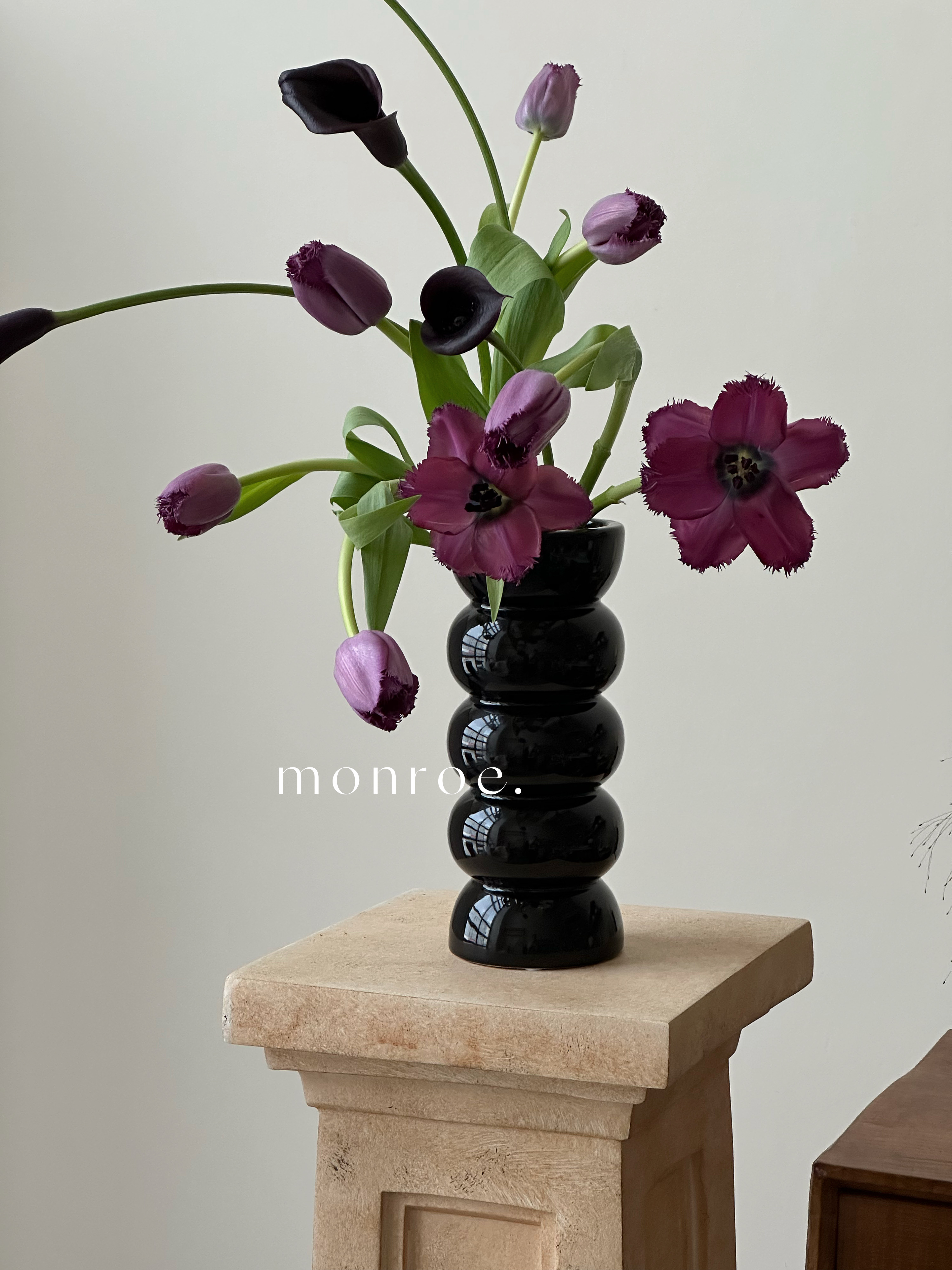 簡約現代黑色直筒玻璃花瓶搭配仿真冬青花藝裝飾家居桌面擺件增添自然氣息