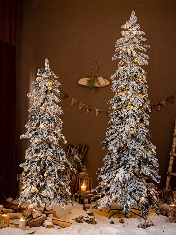 大型聖誕樹雪松閃耀燈光點綴溫馨氣氛營造節日歡樂家用商場酒店皆適用