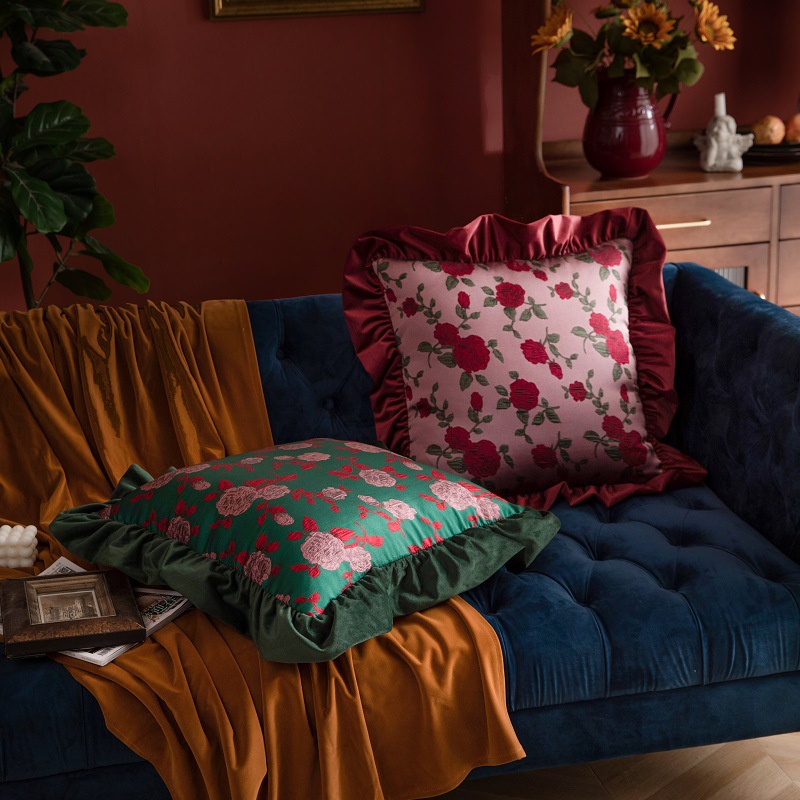 絲絨質感美式復古刺繡抱枕妝點居家空間的優雅品味