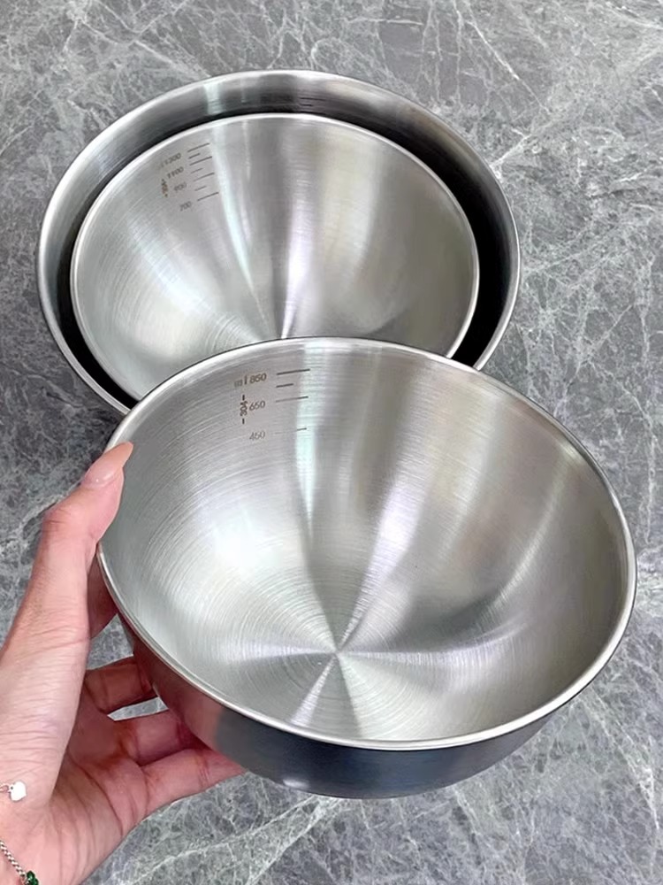 銀色中式不鏽鋼圓形料理盆適用於廚房涼拌沙拉洗菜備料等用途