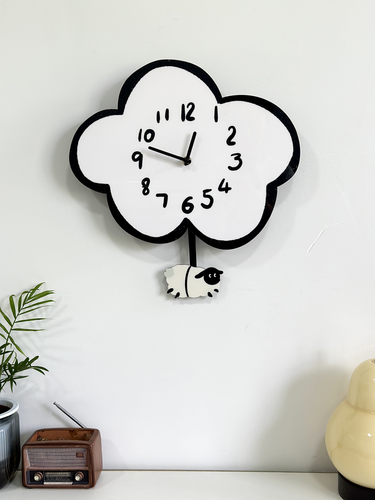 客廳兒童房雲朵綿羊靜音時鐘 搖擺掛鐘裝飾 簡約現代木質鐘錶