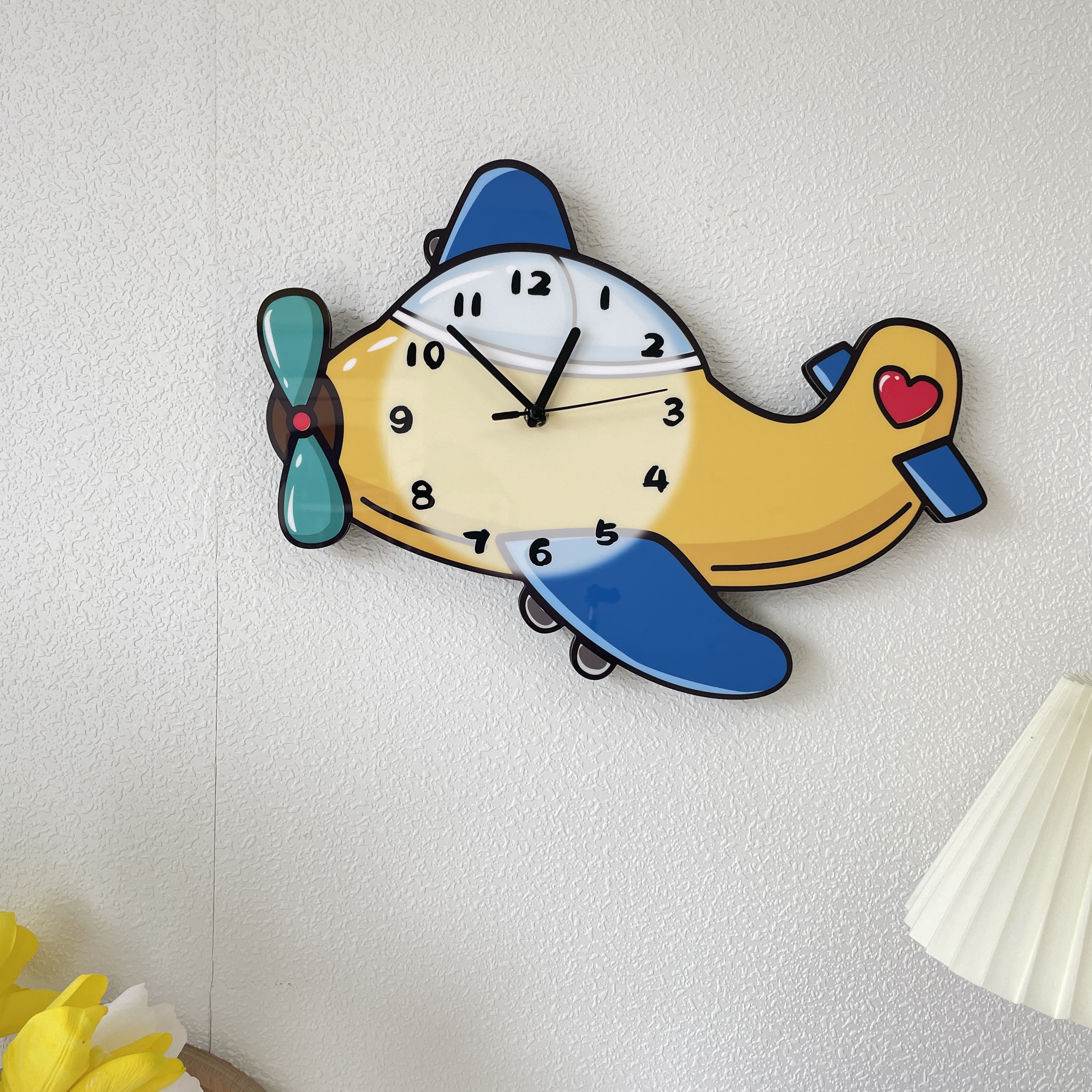 創意卡通飛機掛牆裝飾靜音掛鐘為兒童房幼兒園客廳增添可愛氛圍
