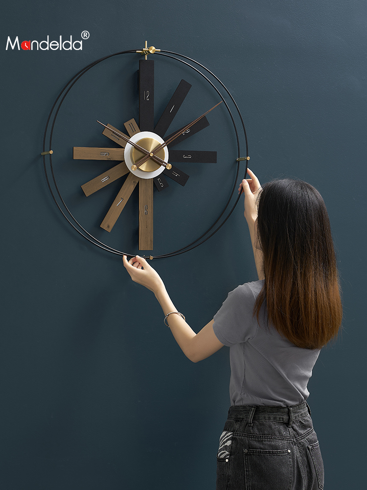現代客廳簡約大氣藝術掛鐘北歐風格進口環保板材材質特大號60釐米掛錶時鐘