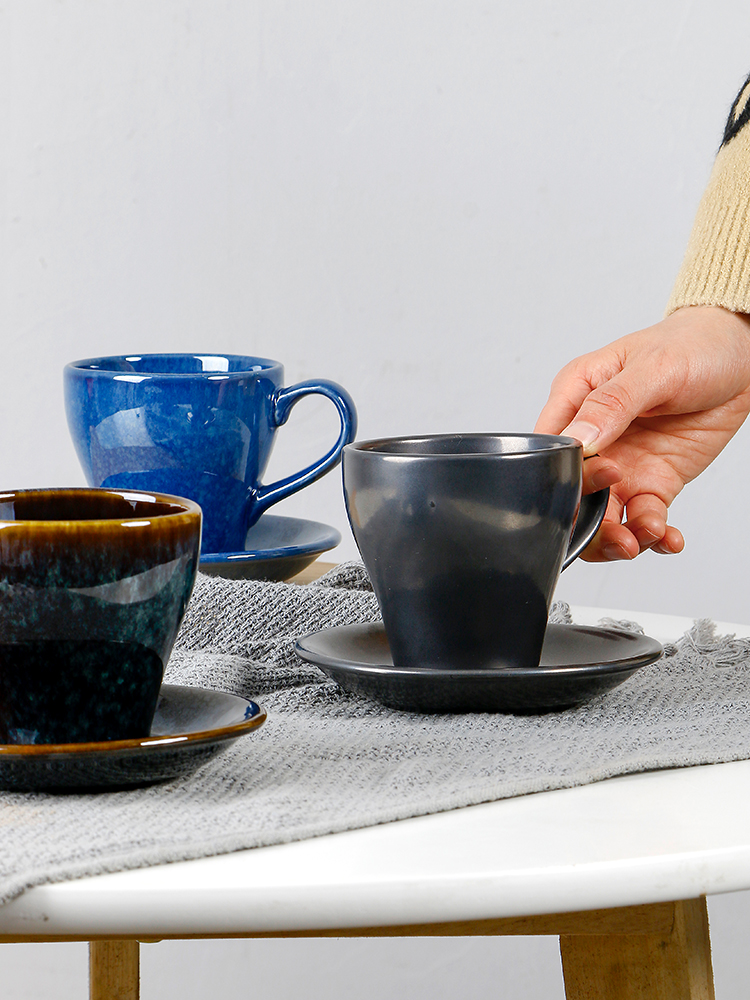 歐式風格瓷製咖啡杯展現復古韻味適合下午茶或餐廳使用