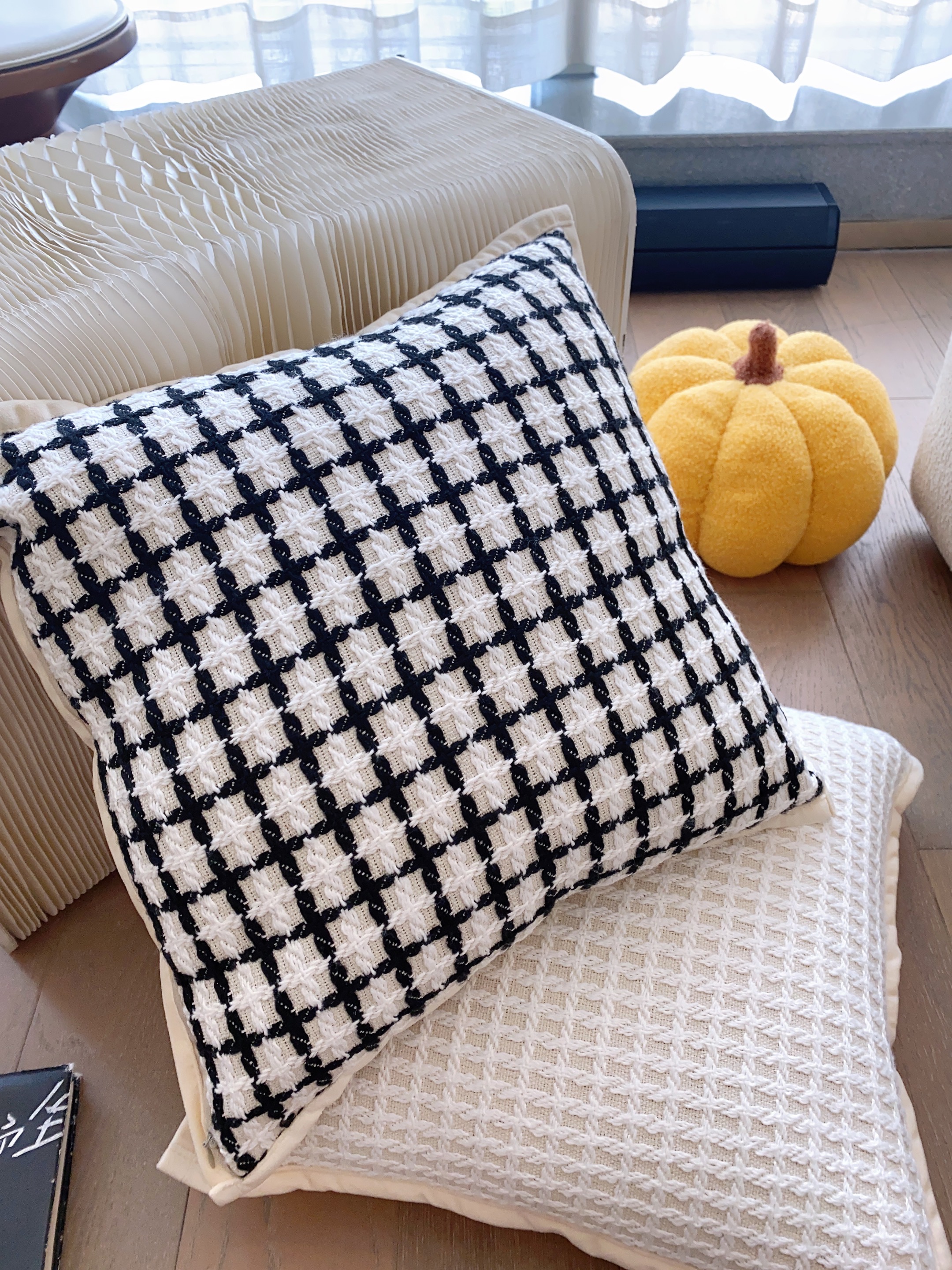 簡約現代風格格子抱枕混紡材質適合客廳午睡使用