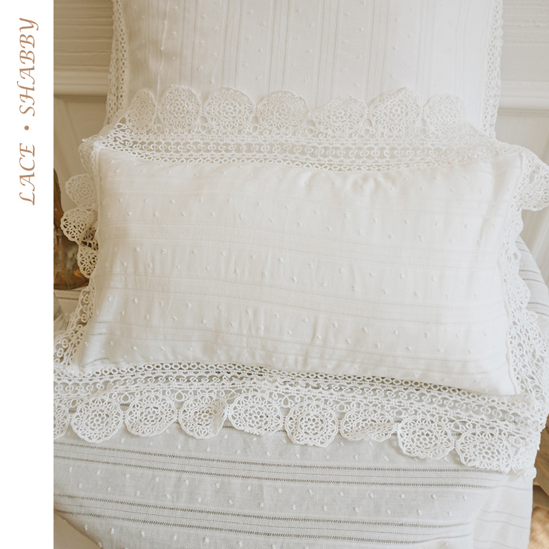 法式復古純棉點點條紋蕾絲靠枕讓臥室充滿歐式浪漫氣息