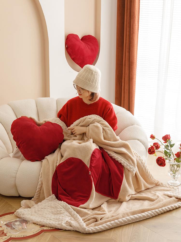 愛心抱枕絨毯二合一柔軟保暖讓你辦公室午睡更舒適