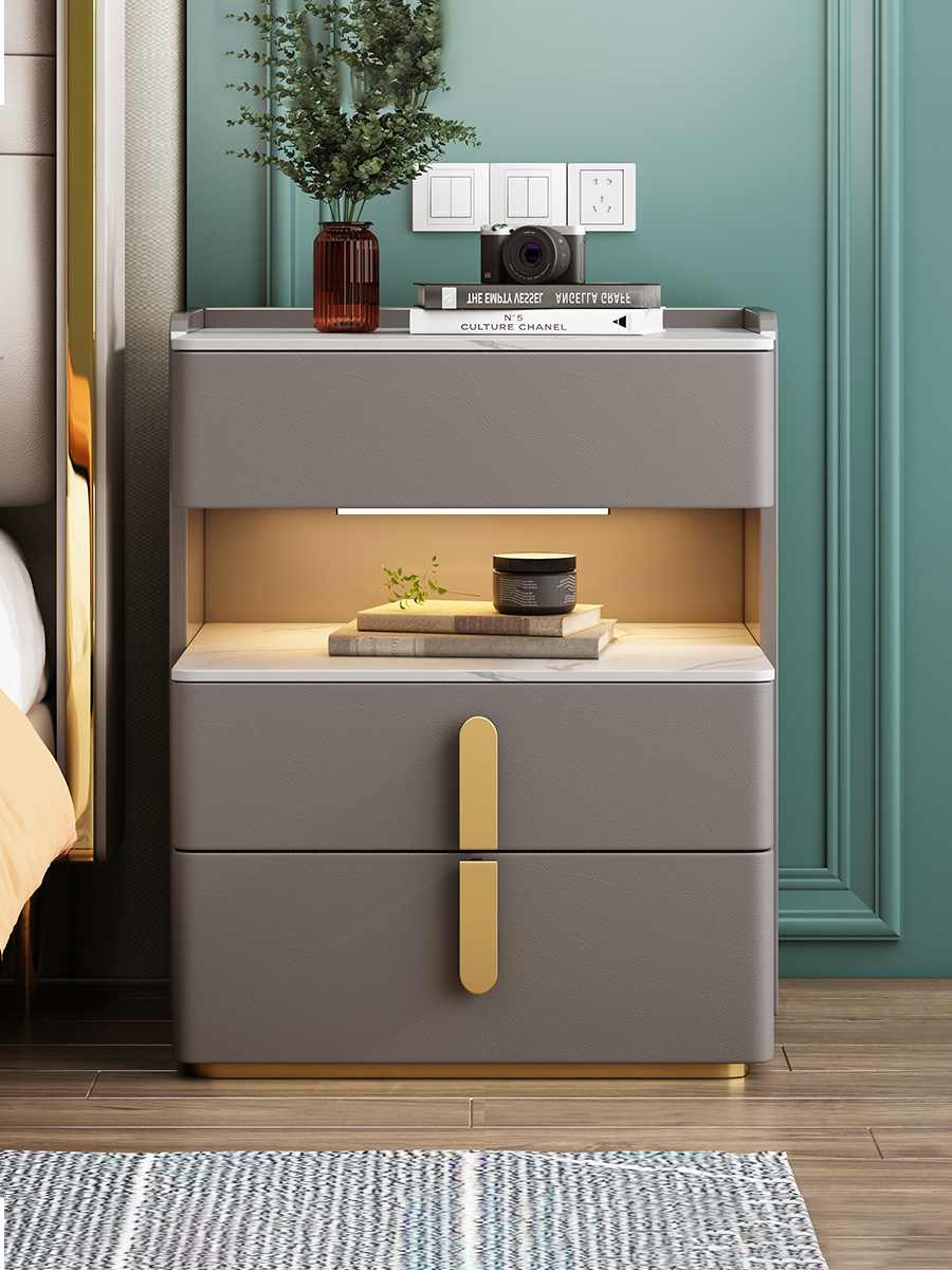 現代簡約風格床頭櫃 實木材質 帶無線充電功能 臥室床邊實用儲物櫃 3門設計 淺灰色 米白色 淺藍加白三色可選