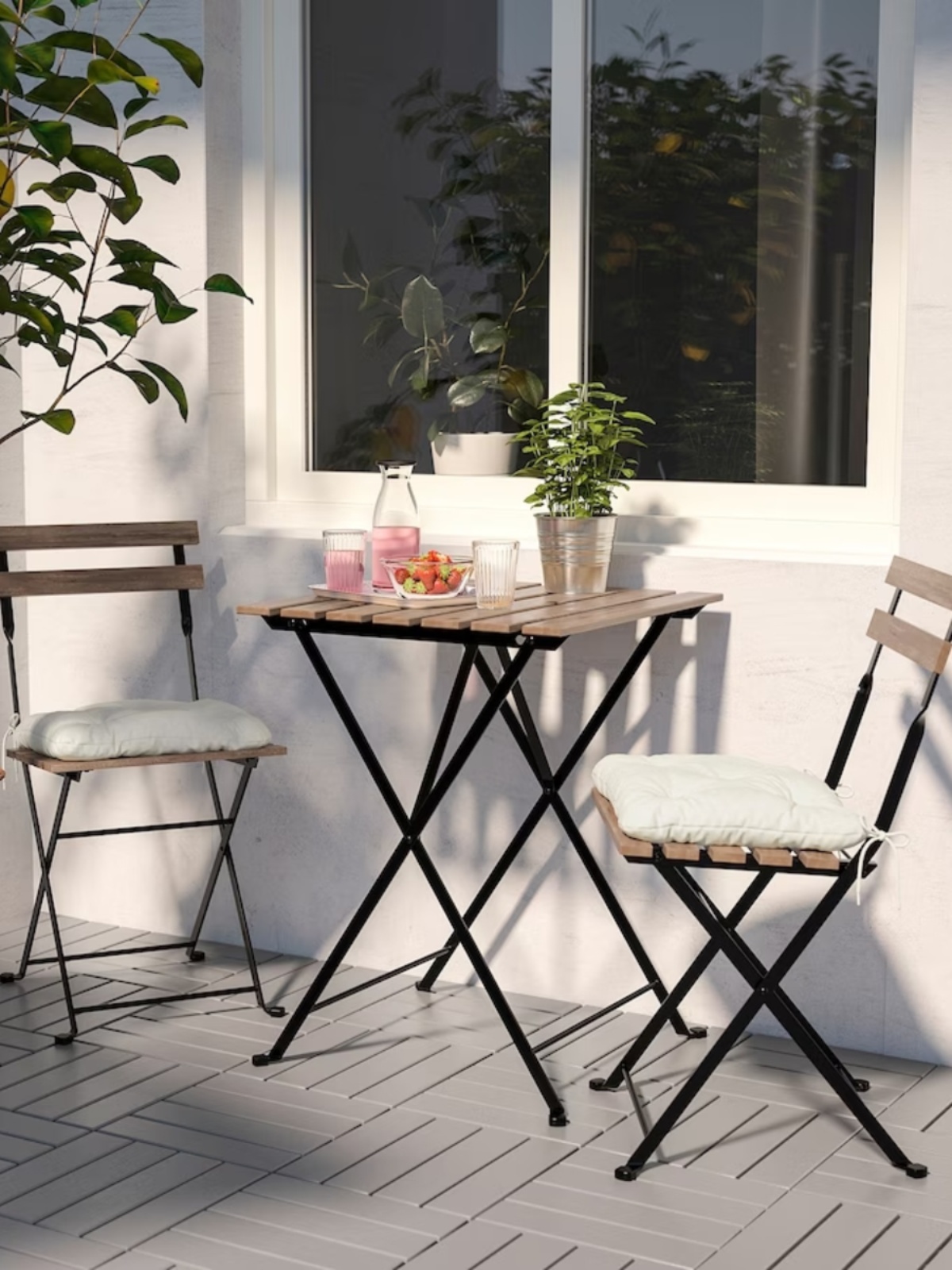 特價戶外鐵藝摺疊桌椅組簡約現代風格適合花園陽臺奶茶店咖啡店等休閒空間