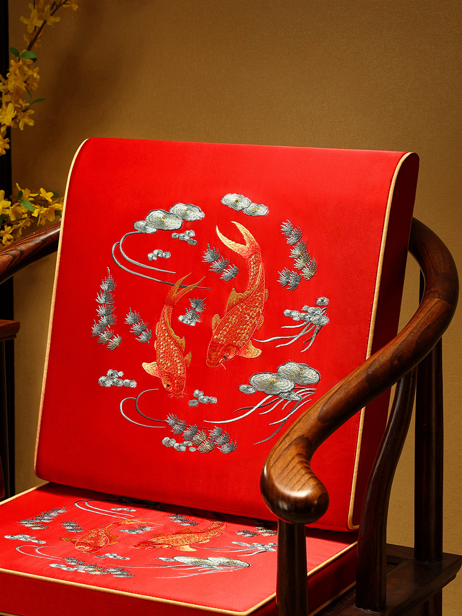 新中式靠墊年年有餘圖案綢緞材質可坐可靠舒適透氣