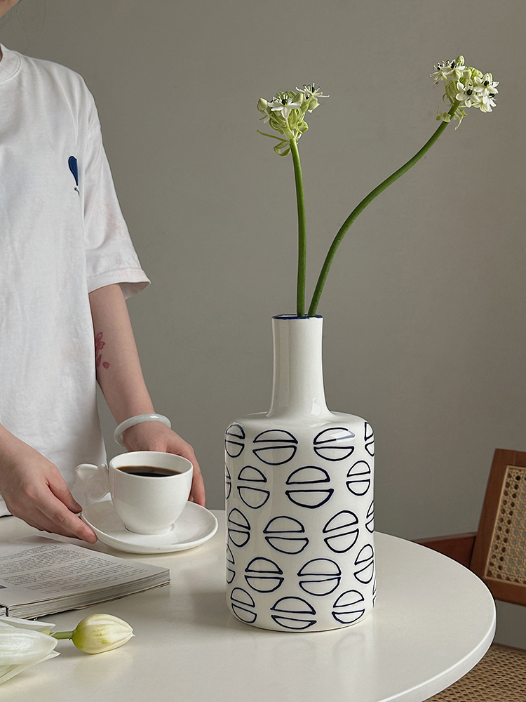 北歐風藍色唇印陶瓷花瓶 復古造型單隻束檯面花瓶