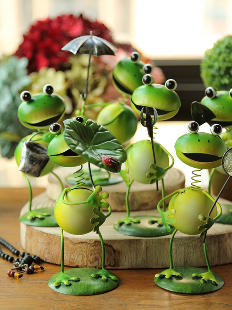 超萌俏皮鐵皮娃娃青蛙家居裝飾品為書房增添一絲綠意與活力 (8.4折)