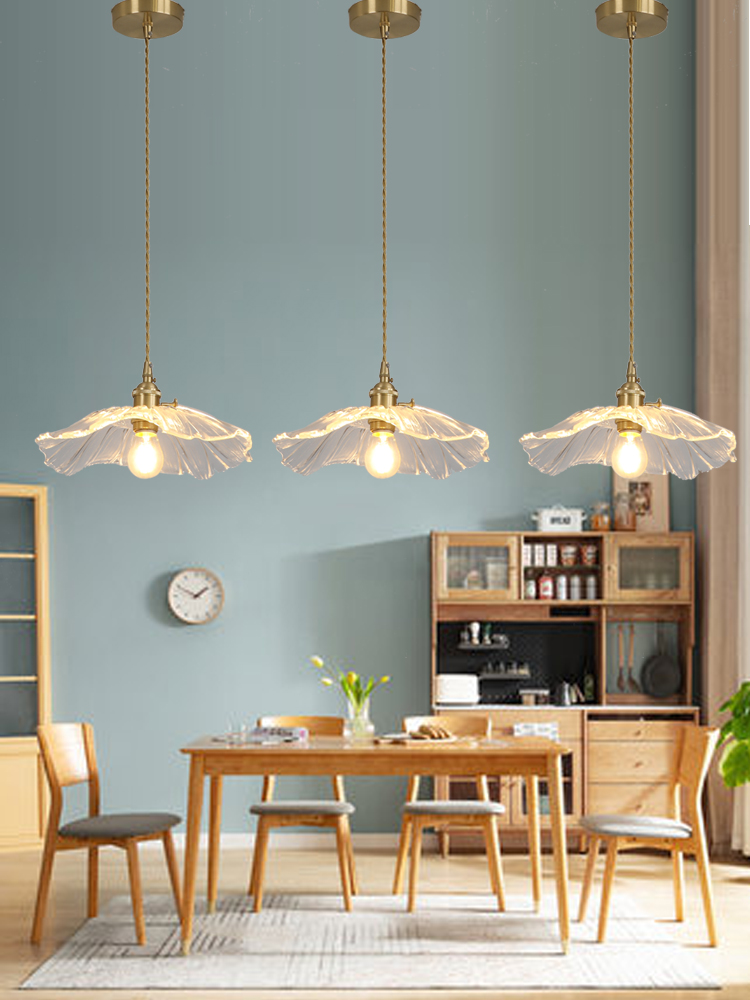 北歐風格餐廳吊燈玻璃燈罩銅製燈身三頭設計簡約輕奢適合臥室床頭吧檯使用 (5.3折)