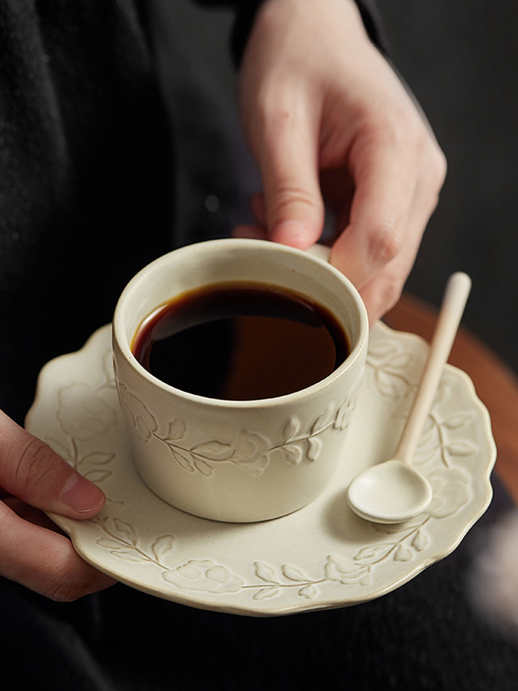 復古歐式浮雕陶瓷咖啡杯碟組營造中古下午茶氛圍品味生活樂趣