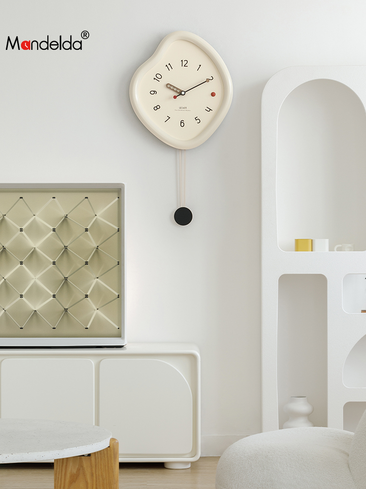 現代簡約客廳餐廳大氣奶油風時鐘掛牆進口環保板材春意綠創意掛鐘