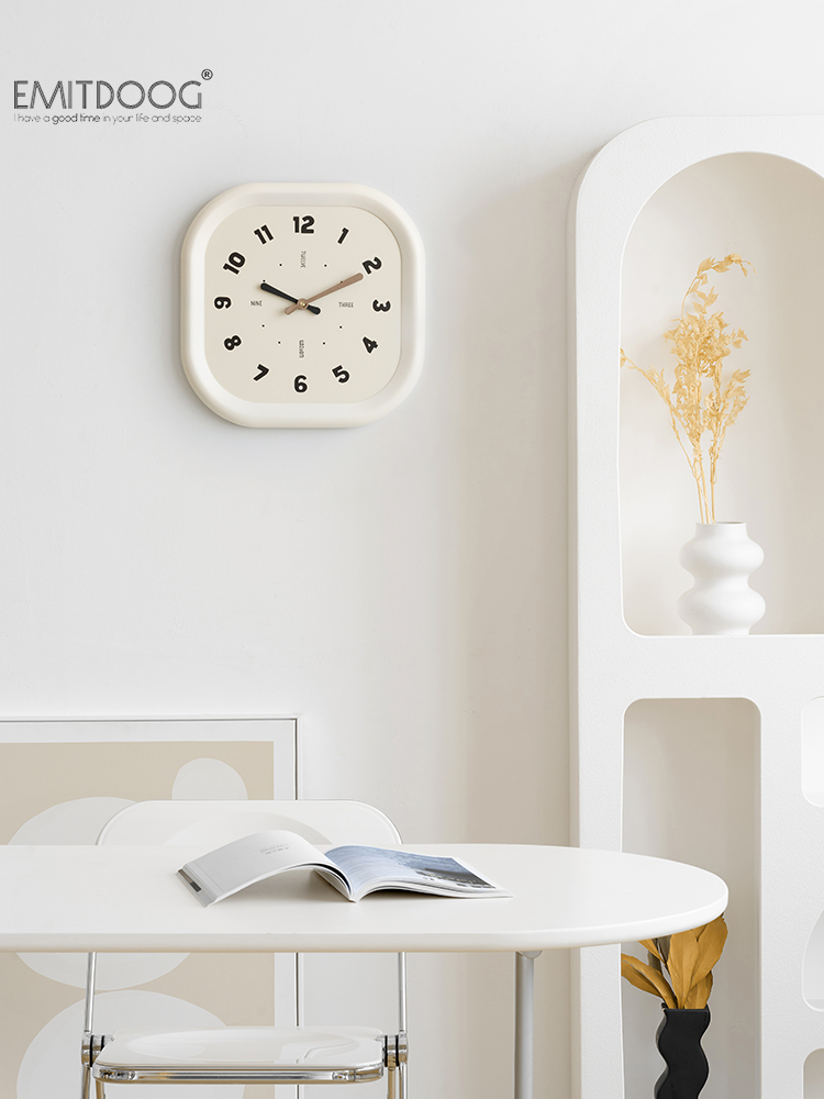 簡約現代風掛鐘進口環保材質時尚百搭適合客廳裝飾