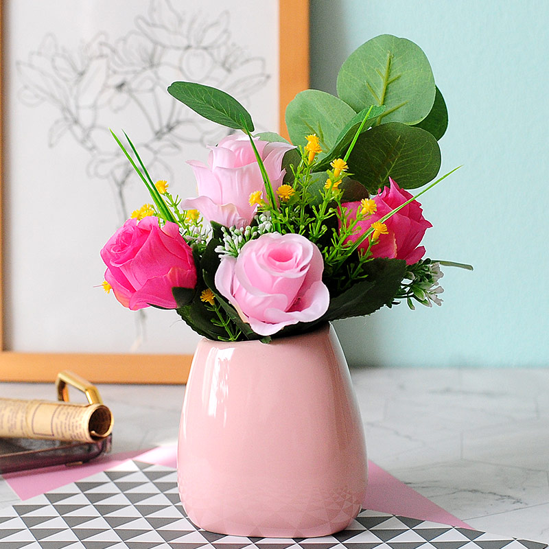 浪漫北歐風格花瓶精心設計適合擺放在餐桌上增添室內裝飾美感