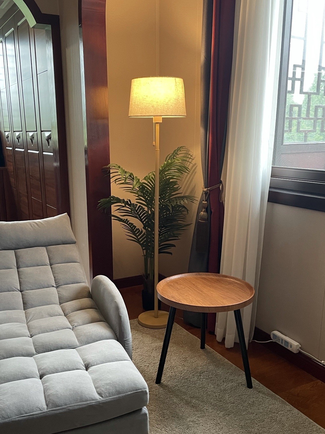 北歐臥室落地燈現代簡約客厛牀頭書房餐厛日式輕奢節能燈白色燈罩