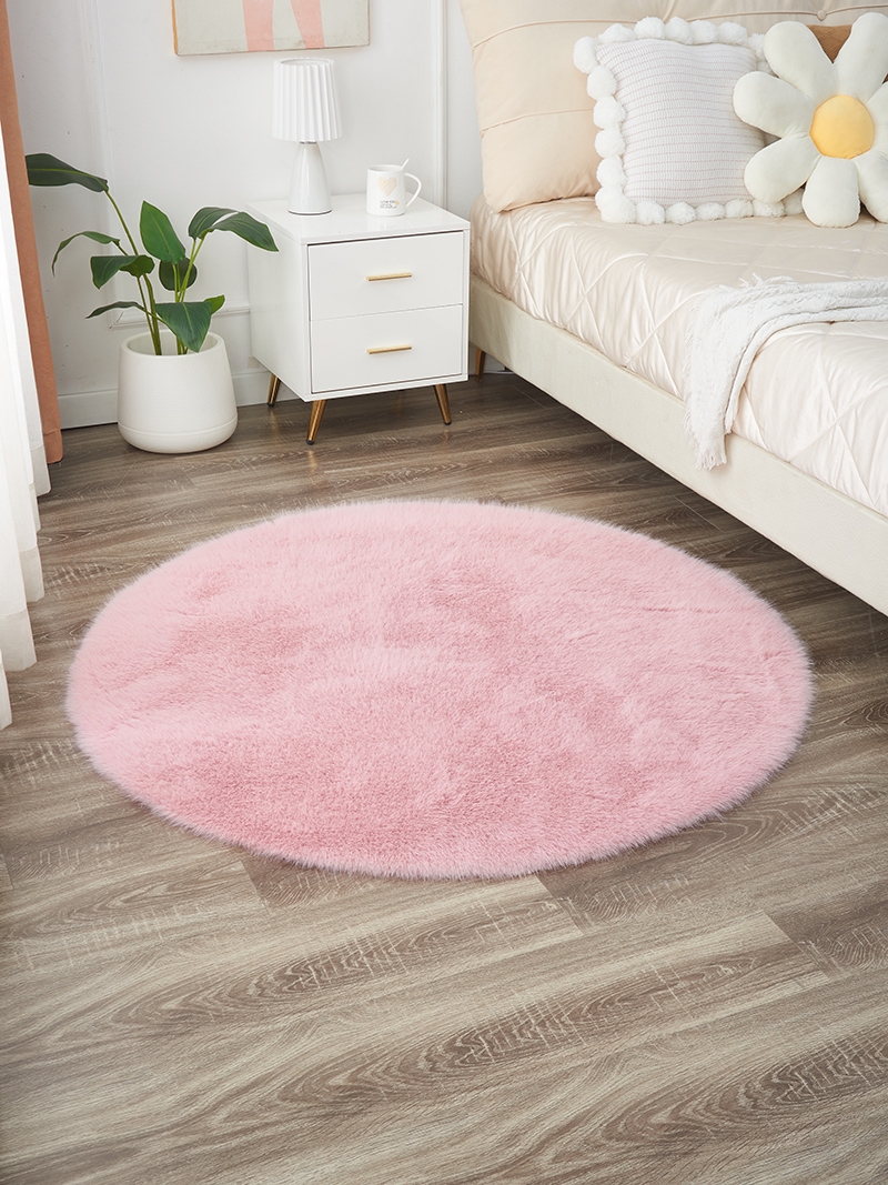 風格優雅輕奢的狐狸毛粉色圓形地毯為您的臥室床邊增添活潑氣息